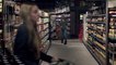 Cette caissière fait quelque chose de très particulier dans ce supermarché et le caméra a tout filmé!