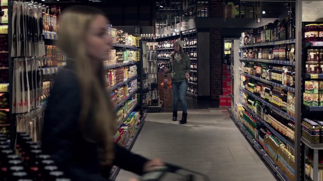 Cette caissière fait quelque chose de très particulier dans ce supermarché et le caméra a tout filmé!