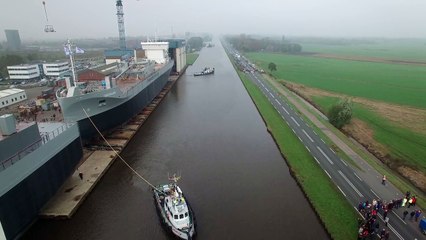 Mise à l’eau d’un bateau cargo