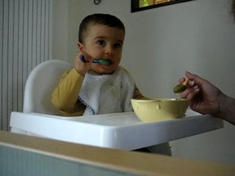 J'apprends à manger...