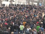 PRISHTINA PERFSHIHET NGA KAOSI,PROTESTUESIT PERPLASEN ME POLICINE,MBI 70 TE PLAGOSUR LAJM