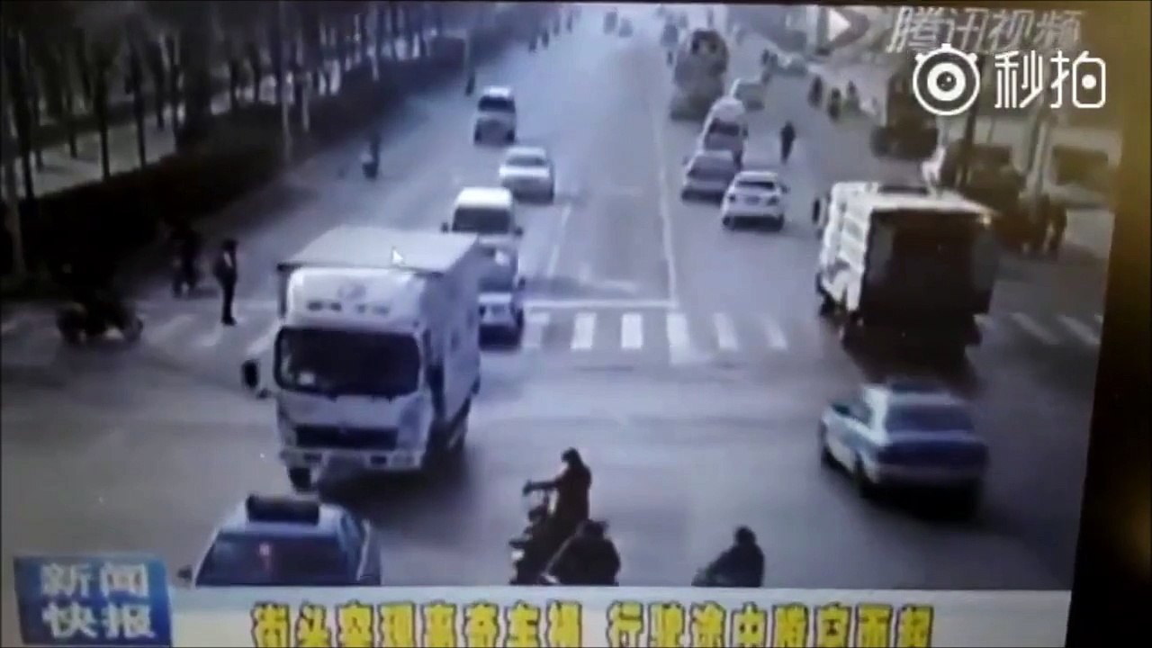 Accident de voiture très bizarre... Des voitures volent et se retournent sans raison