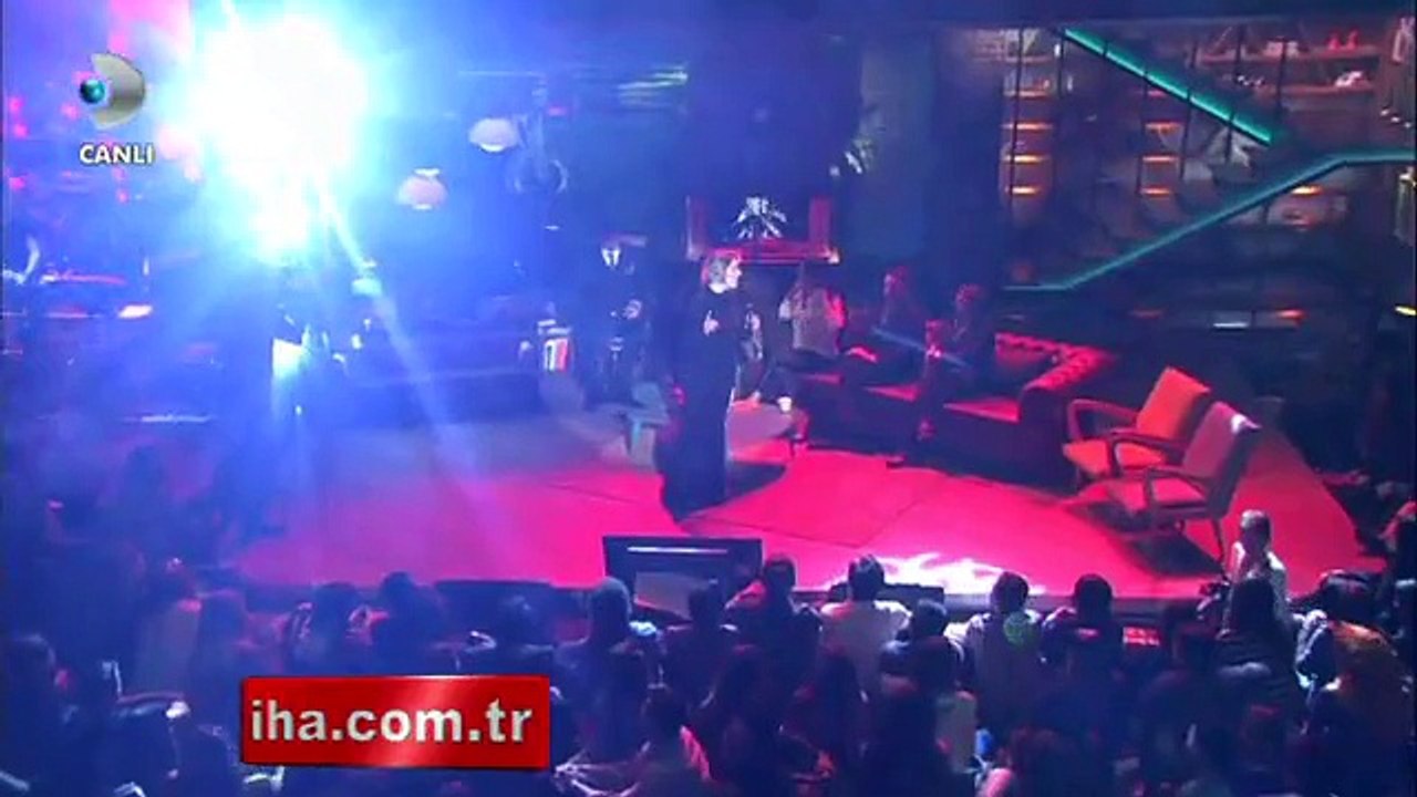 Tuğçe Tayfur Beyaz Show'a damga vurdu!