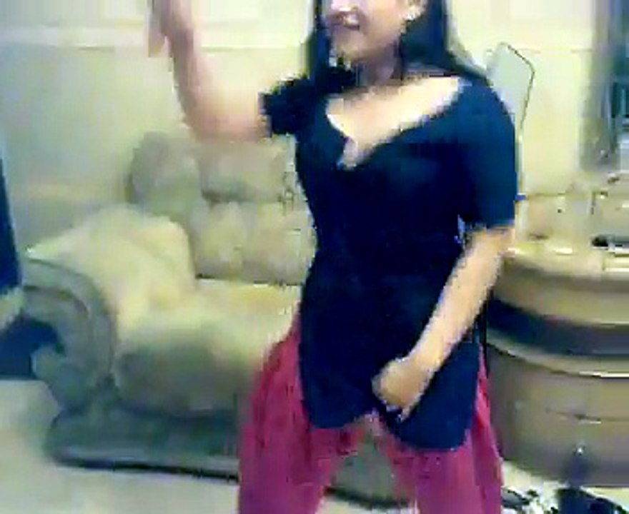 2 Pr0stitutes Dancing weirdly