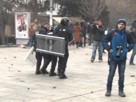 PROTESTA PERBALLI VELLEZERIT,NJERI POLIC DHE TJETRI ME LEVIZJEN “VETEVENDOSJE” LAJM