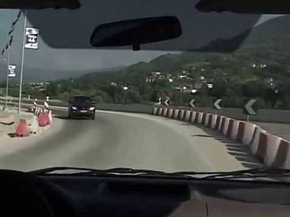 BLLOKOHET SERISH RRUGA TIRANE ELBASAN, NDALOHET KALIMI NE FUNDJAVE NGA RESHJET LAJM