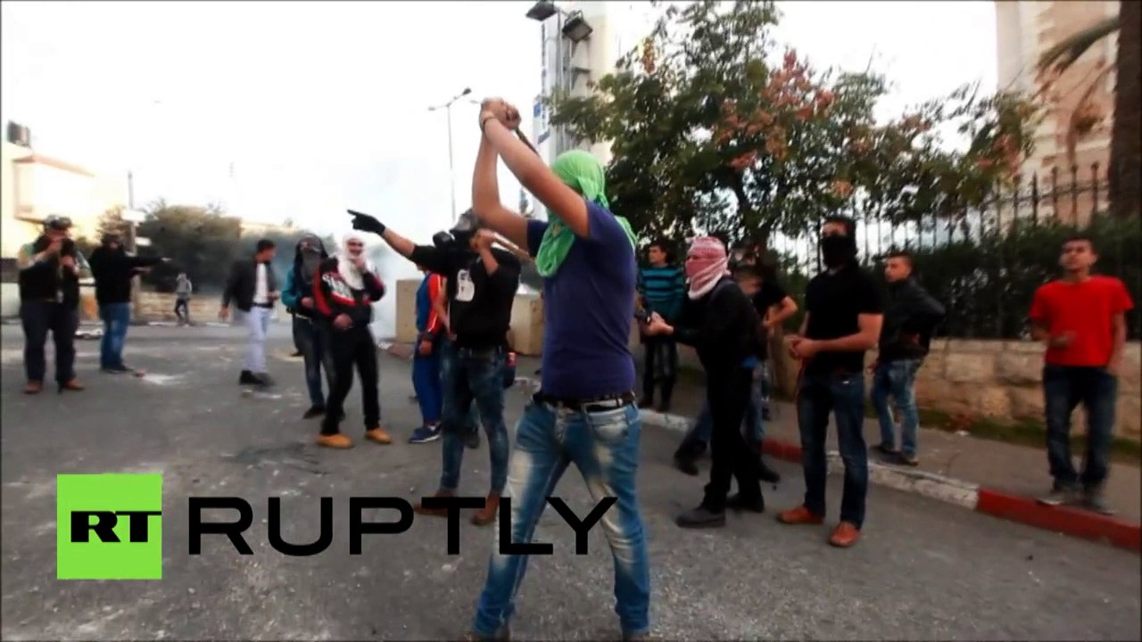 Des Palestiniens utilisent d’énormes lance-pierres contre Tsahal