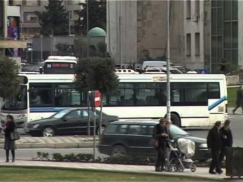 SHOQATA E TRANSPORTIT URBAN PROTESTE TE PREMTEN KUNDER BASHKISE SE TIRANES LAJM