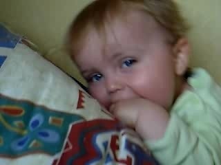 On s amuse bien sur le lit de papa et ma