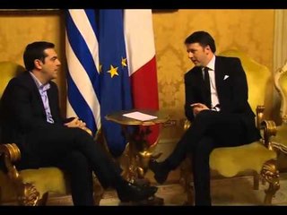 RENZI I DHURON NJE KRAVATE TSIPRASIT NE MENYRE SIMBOLIKE ME RASTIN E VIZITES LAJM