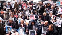 Tahir Elçi'nin öldürülmesi haberini oturma eylemi sırasında alan Cumartesi Anneleri..