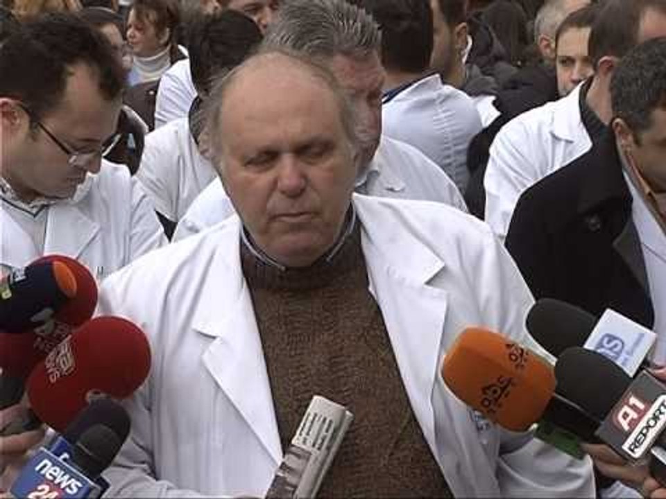 VIJOJNE PROTESTAT E MJEKEVE NE TIRANE DHE RRETHE KUNDER TESTIMIT NGA MINISTRIA LAJM