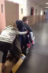 Quand moi et mon pote on trouve un carton