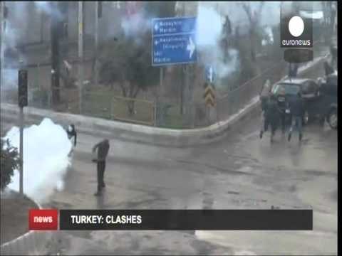 PERPLASJE TE FORTA MES POLICISE DHE PROTESTUESVE KURDE NE JUGLINDJE TE TURQISE LAJM