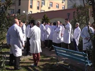 MJEKET NE PROTESTE KUNDER TESTIMIT, NDERPRITET PUNA PER NJE ORE NE RRETHE LAJM