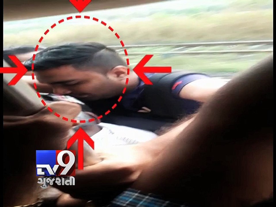 Death caught on camera : Youth falls off overcrowded Mumbai local train, dies - Tv9 Gujarati