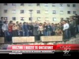 24 vjet nga rrëzimi i bustit të Enver Hoxhës - News, Lajme - Vizion Plus