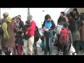 Migrantët, Maqedonia ngre gardh me tela në kufi