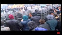 Policia rrethon zyrën e Lëvizjes Vetëvendosje, protestuesit refuzojnë arrestimin e Albin Kurtit
