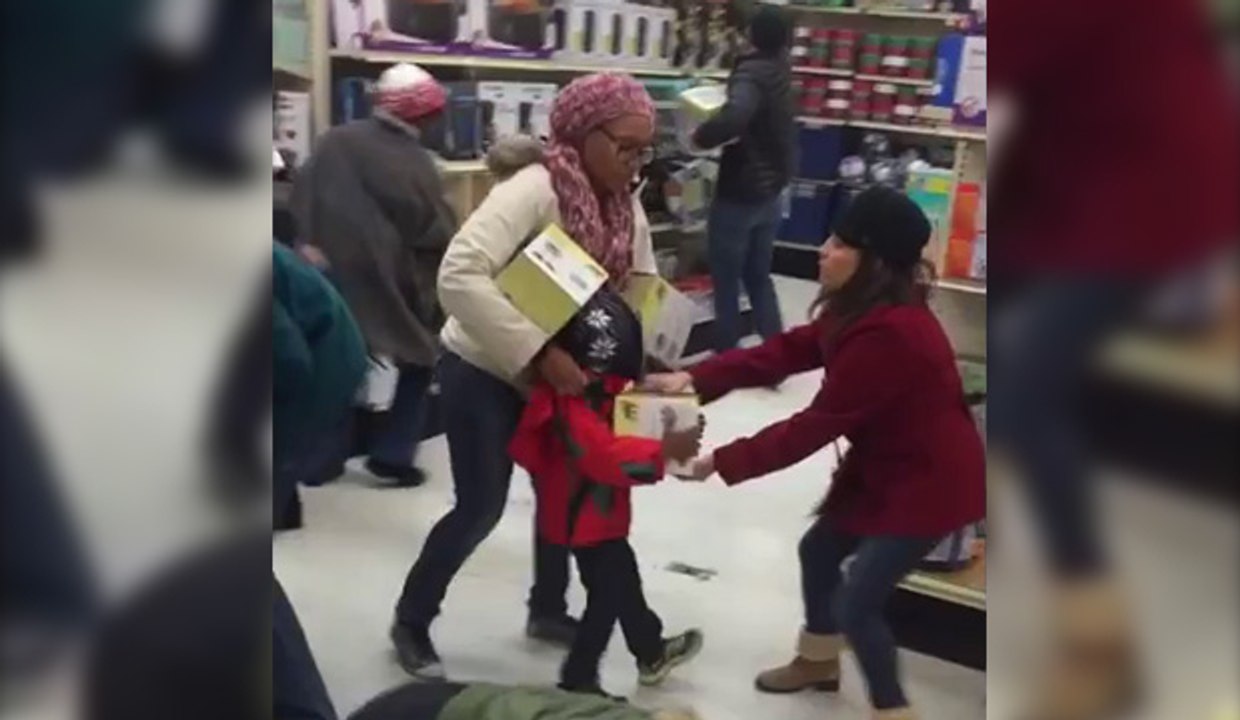 Black Friday : Une cliente arrache le jouet d'un enfant