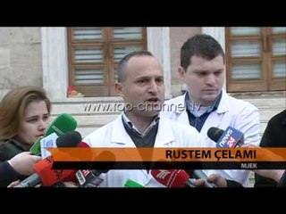 Protesta e mjekëve për testimin - Top Channel Albania - News - Lajme