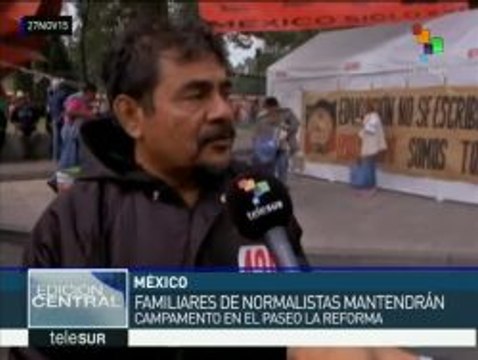 México: Padres de normalistas instalan plantón cerca de la casa de EPN