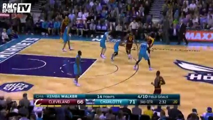 LeBron James fait danser un quaterback