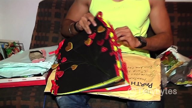 Parth Samthan aka Manik of Kaisi Yeh Yaariyan recieves fans' gifts PROMO