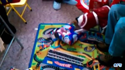 ¿Qué hay dentro de abrir los regalos divertidos de la Navidad del perro