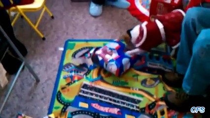 Ce qu'il ya dedans ouvertes cadeaux de Noël drôle du chien