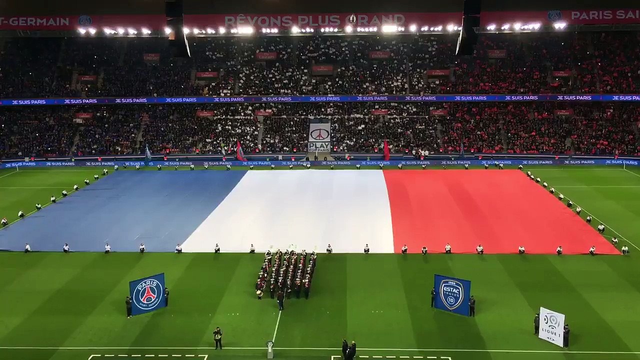 Le PSG rend un superbe hommage aux victimes des attentats de Paris