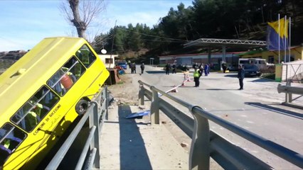 AUTOBUSI PERPLASET ME FUORISTRADEN, 1 I VDEKUR