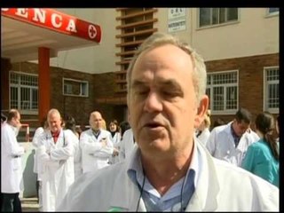 MJEKET E VLORES PROTESTOJNE PER DHUNIMIN E KOLEGUT TE TYRE NGA FAMILJARET E NJE PACIENTI LAJM