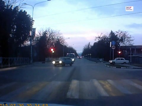 Полицейский УАЗ протаранил ВАЗ и врезался в автобус в Кисловодске