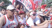 Torcida do São Paulo protesta, pede Lugano e exalta Ceni na chegada da equipe
