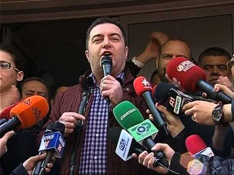 MILITANTET E LSI U TUBUAN PERPARA ZYRAVE TE PARTISE NE “MBROJTJE” TE ILIR METES LAJM