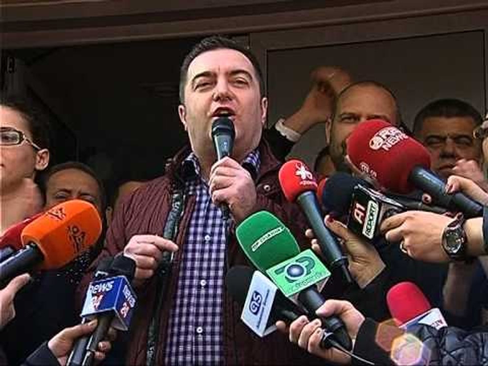 MILITANTET E LSI U TUBUAN PERPARA ZYRAVE TE PARTISE NE “MBROJTJE” TE ILIR METES LAJM