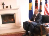 MENDUH THAÇI VIZITON KOSOVEN POR SHMANG KOMENTET PER SKANDALIN E PERGJIMEVE LAJM