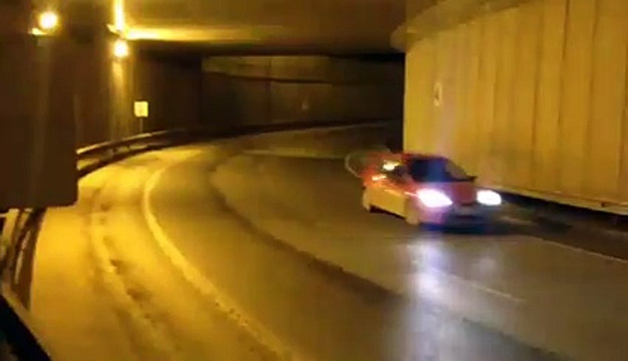 Isto é o que acontece quando a tua namorada te diz que está sozinha em casa!