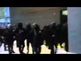 Momenti kur policia hyn në selinë e Vetëvendosjes, policia: 4 te plagosur- Ora News