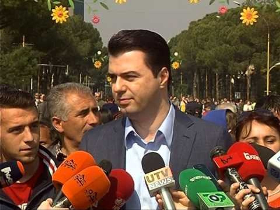 QYTETARET FESTOJNE DITEN E VERES NE AKTIVITETE TE NDARA TE BASHKISE DHE QEVERISE LAJM