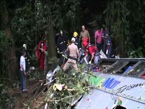 TRAGJEDI NE BRAZIL RREZOHET AUTOBUSI NE HUMNERE DYSHOHET PER DHJETRA TE VDEKUR LAJM