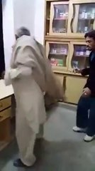 نوجوان کی باپ کی عمر کے بزرگ کے ساتھ شرمناک حرکت