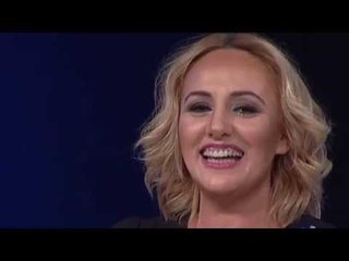 Juliana Pasha këndon himnin e flamurit në studion e Tangram, te Ora News