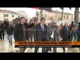 Opozita proteston para Parlamentit - Top Channel Albania - News - Lajme