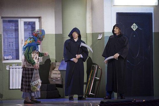 В подъезде. Костюм смерти - Адам в хорошие руки - Уральские пельмени