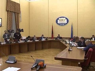 OPOZITA KUNDER DHENIES SE RRUGES SE KOMBIT ME KONCESION RENDON MBI SHQIPTARET LAJM