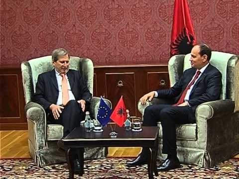 JOHANNES HAHN TAKOHET ME LIDER TE POLITIKES SHQIPTARE,APEL PER BASHKEPUNIM LAJM
