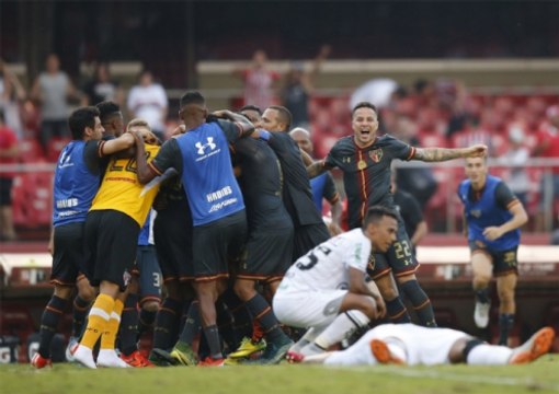 São Paulo vira no último minuto e mantém vivo o sonho de Libertadores