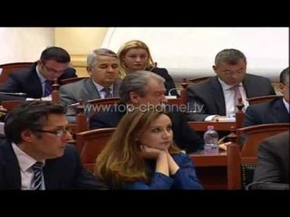 Descargar video: Mazhoranca voton për arrestimin e deputetëve Doshi dhe Frroku - Top Channel Albania - News - Lajme